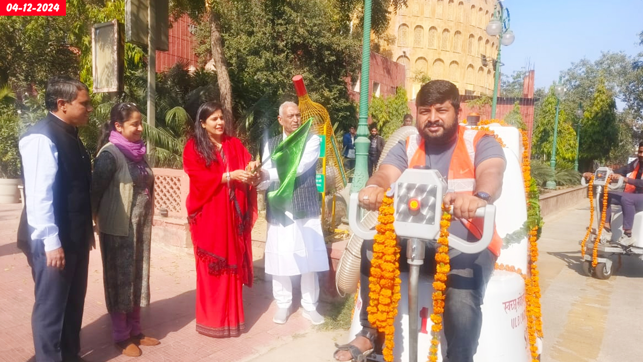 गैराज शाखा के बेडे़ में सम्मिलित हुये 6 हॉपर वाहन, 2 गोबलर मशीन