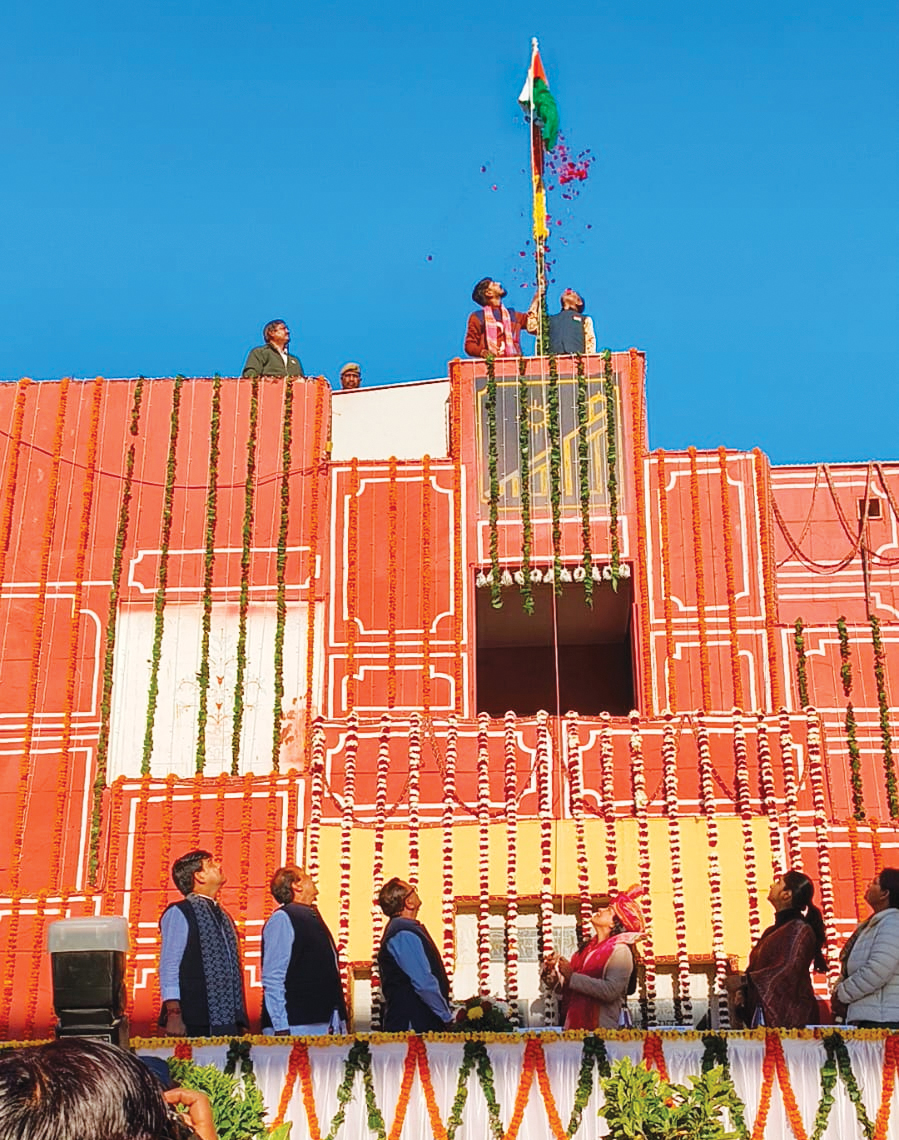 नगर निगम मुख्यालय पर किया झंडारोहण
