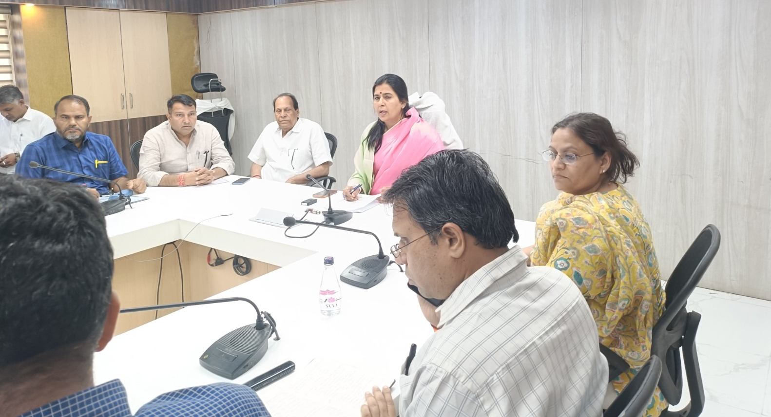 निगम कार्यो को लेकर ली समीक्षा बैठक
