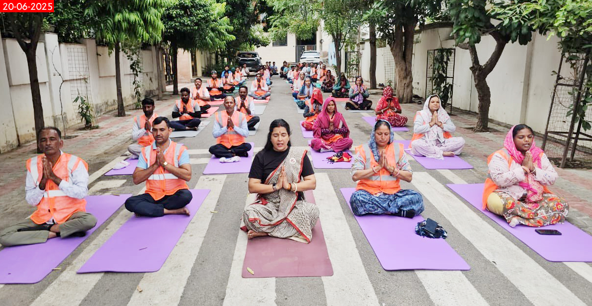 स्वच्छता योद्धाओं के साथ किया योगाभ्यास प्रतिदिन योग करने का दिलाया संकल्प