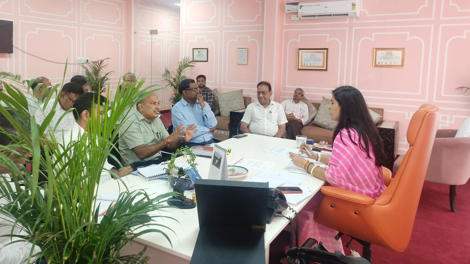 निर्माण शाखा के विकास कार्यों की समीक्षा बैठक में अधिकारियों को तय समय में कार्य पूरा करने के निर्देश