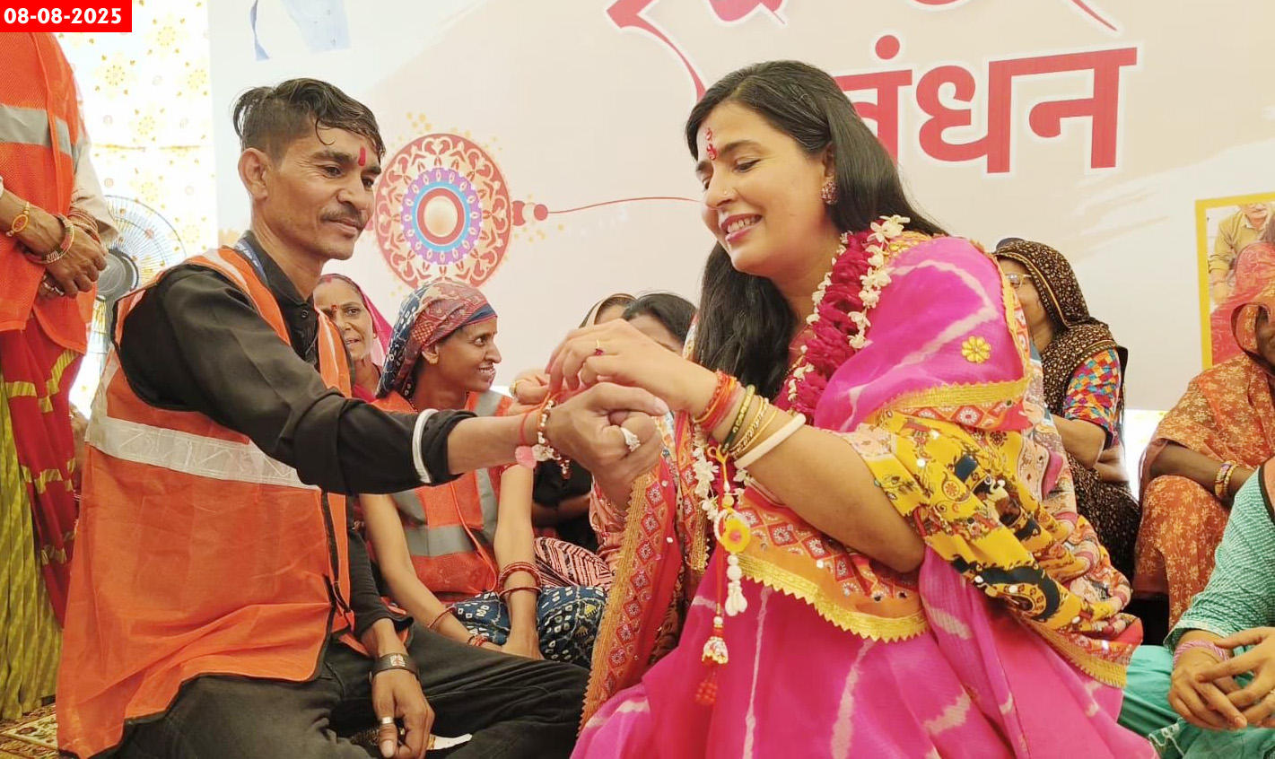 रक्षाबंधन पर्व पर RRR आधारित वेस्ट मैटेरियल से स्वच्छता योद्धाओं ने बनाई राखी“महापौर ने स्वच्छता योद्धाओं को राखी बांध कर स्वच्छ सर्वेक्षण 2025 में टॉप 3 रैंक लाने का लिया वचन