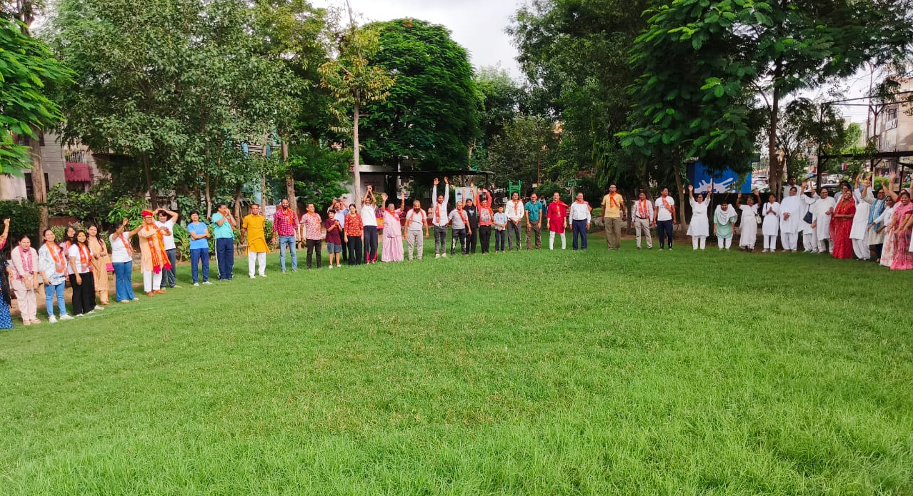 योगा फॉर वन अर्थ वन हेल्थ की थीम पर योगाचार्यो के साथ किया योग एवं वृक्षारोपण