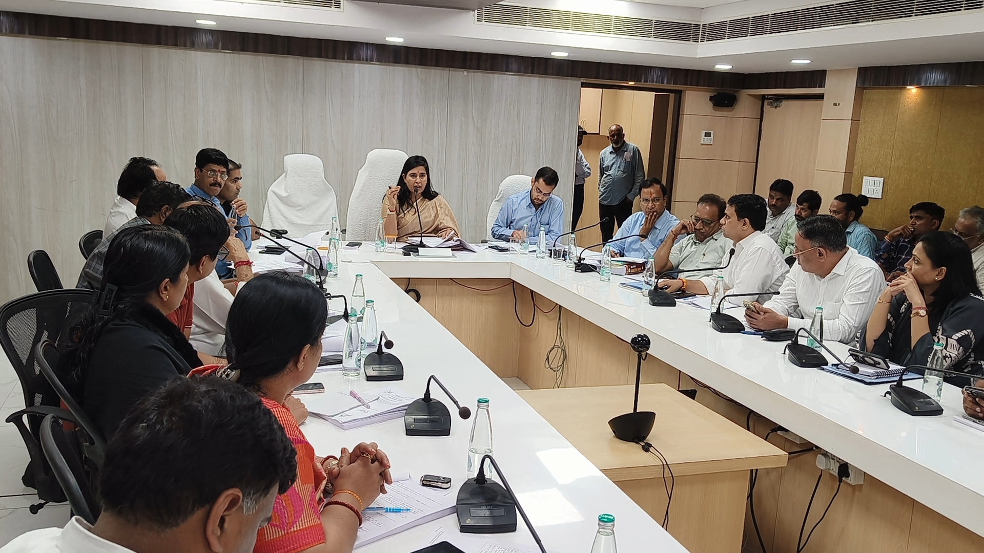 विकास कार्यो की समीक्षा सहित विभिन्न प्रस्तावों पर हुई चर्चा,                       सेन्ट्रल पार्क का नाम ‘‘भैरोसिंह शेखावत मेमोरियल पार्क’’ के नामकरण के संबंध में ध्वनिमत से प्रस्ताव हुआ पारित