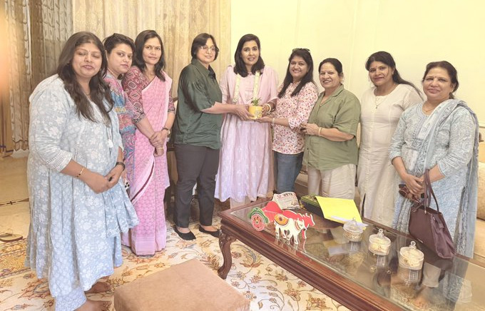आपार’ डिज़ाइनर एवं लाइफस्टाइल प्रदर्शनी के आयोजन हेतु आमंत्रण देने आईं महिला शक्ति से आत्मीय भेंट हुई।